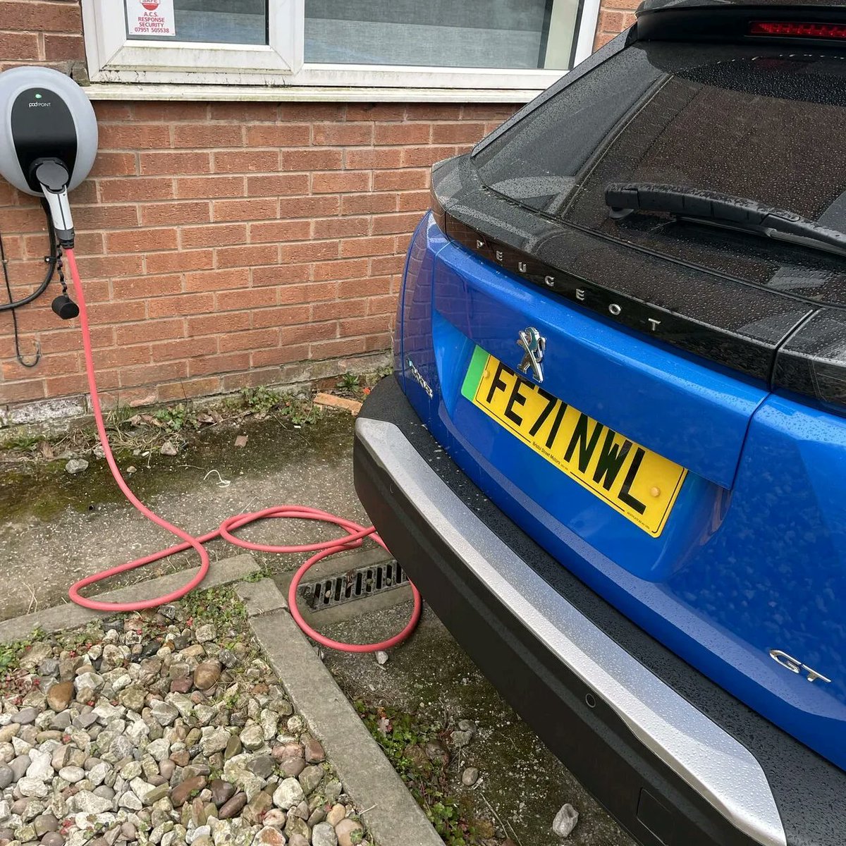 🥚 Happy Easter 🐣 

A nice neat 7kw Podpoint EV Charger installed last week for UKTH Group LTD at one of the powered access depots in Nottingham.
Using this 7kw charger rather than the standard 13amp plug in charger will lower the charging time dramatically 🔋 🔌 
#ev