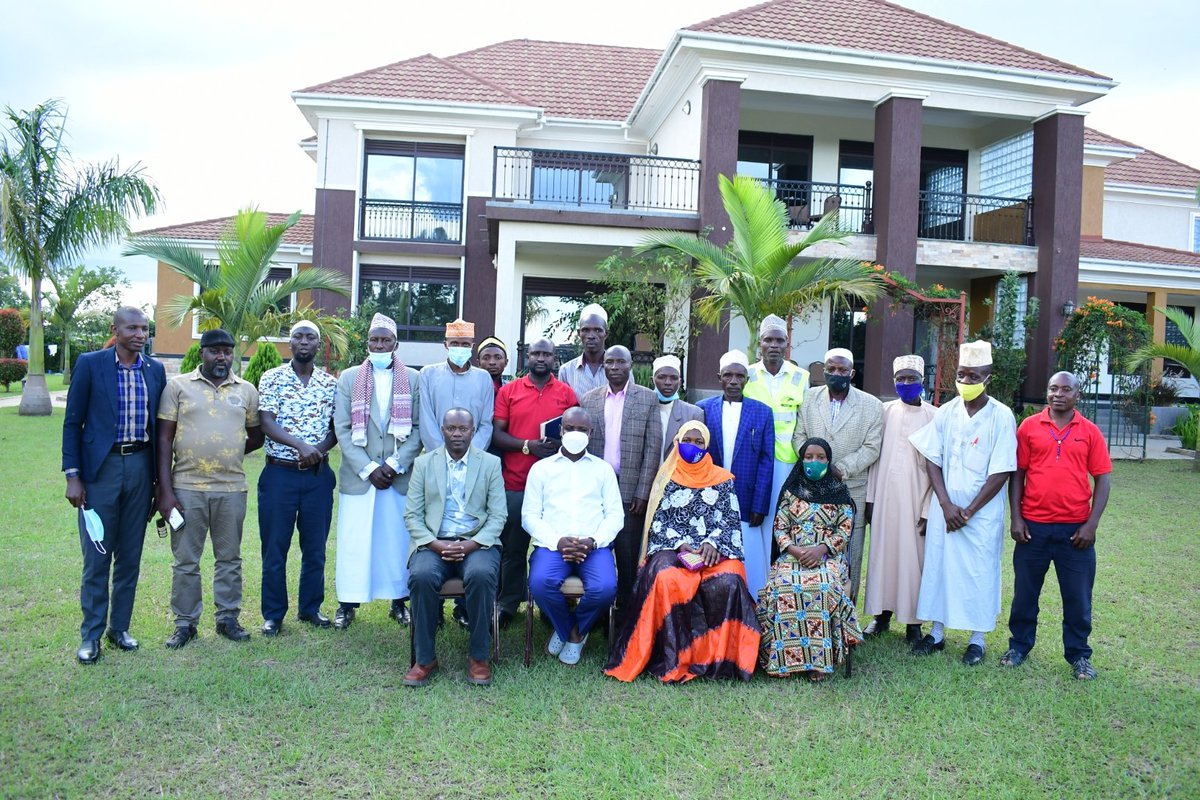 Thomas_Tayebwa's tweet photo. I met the leaders of the Islamic Community in Ruhinda North at my Country home in Mitooma District.We discussed a wide range of issues of mutual interest especially on Religion and Development https://t.co/DGg6czyRu3