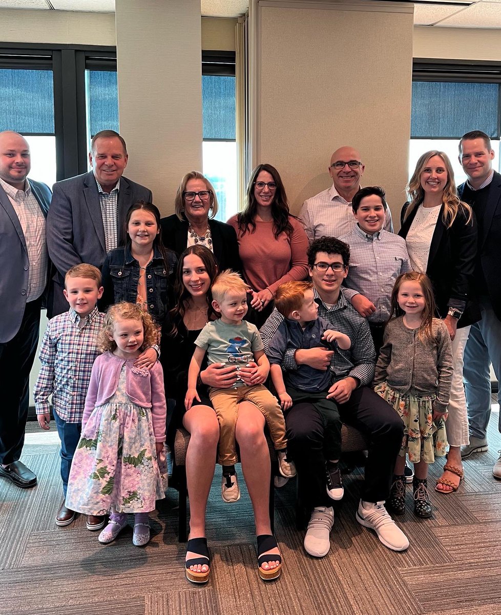 SkylineClubSfld's tweet photo. Hello Spring, it’s time to eat, drink &amp; be hoppy!🐰🌷🐰

#skylineclubsfld #southfieldmi #easterbrunch #happyeaster #family https://t.co/W3wIfkBu8u
