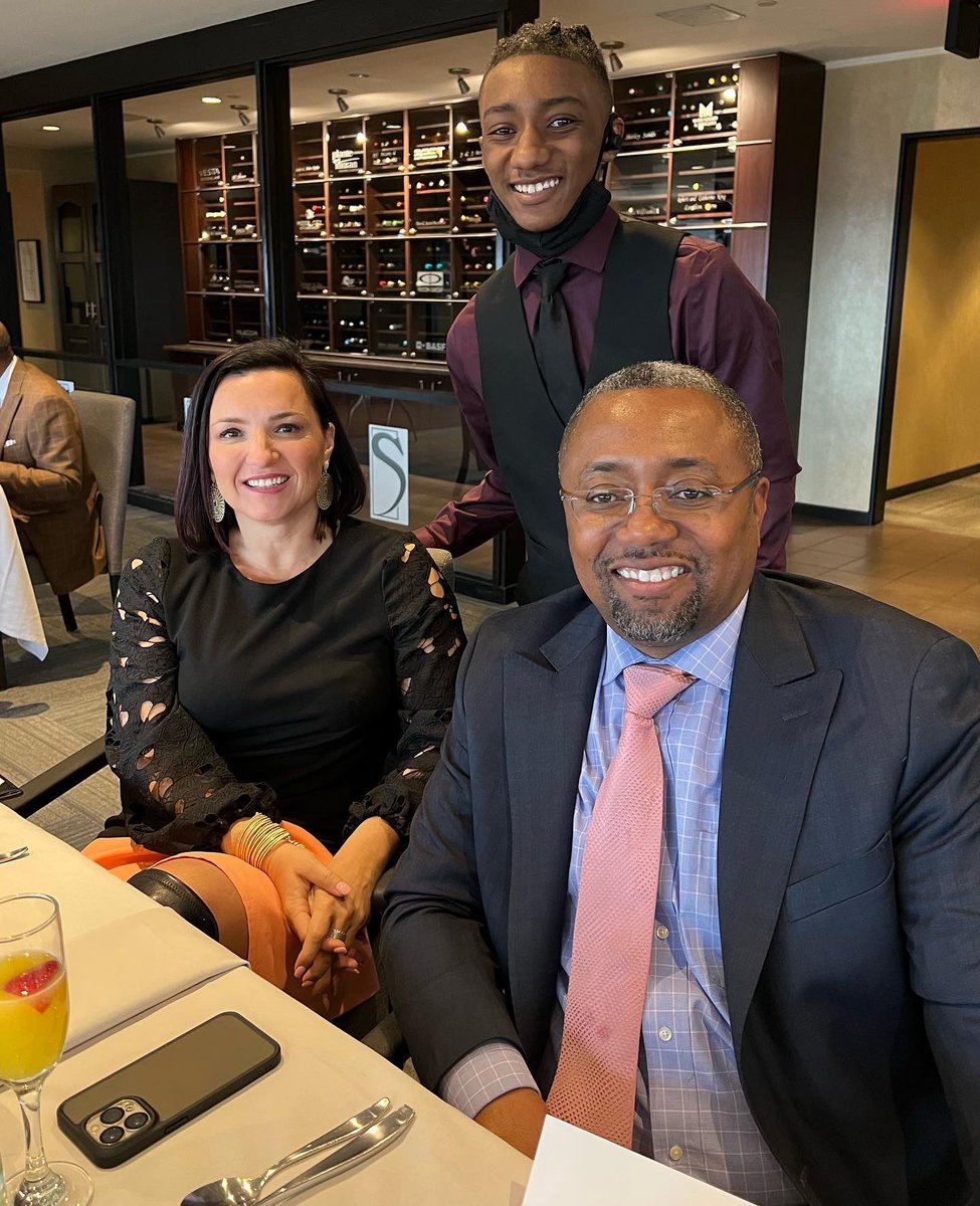SkylineClubSfld's tweet photo. Hello Spring, it’s time to eat, drink &amp; be hoppy!🐰🌷🐰

#skylineclubsfld #southfieldmi #easterbrunch #happyeaster #family https://t.co/W3wIfkBu8u