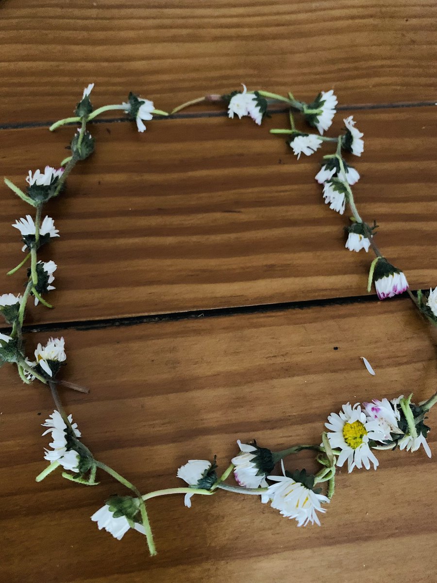 musicbyCarrieM's tweet photo. Busking today at #Seaside #littlegirl made me this #daisychain .. just #priceless ๐ itโs #love that makes a #worldGoRound https://t.co/LsCEVVnQmE