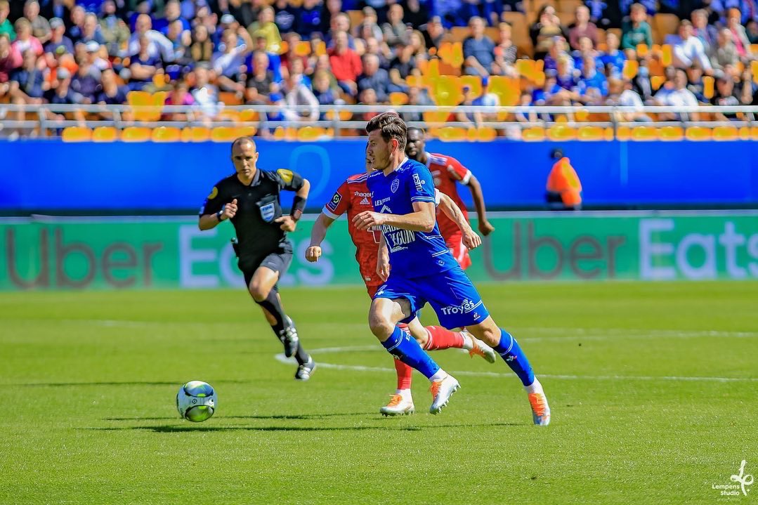 g_biancone's tweet photo. Un bon point de plus, face à une belle équipe ! Rendez-vous dans trois jours pour un match très important 🔵⚪️ #GLB4 @estac_officiel https://t.co/2mB1gY7JdN