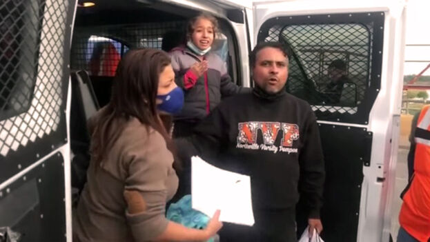 14ymedio's tweet photo. #Devueltos a Cuba por no pagar un #soborno a Migración en #México👉La historia de Ramón Tejera, su esposa, Yairely, y su hija, Samanta fue difundida en varios medios por la forma en que la pequeña suplicaba no ser devuelta a la Isla https://t.co/VIzw8Kaatl https://t.co/buZoAv0rd8