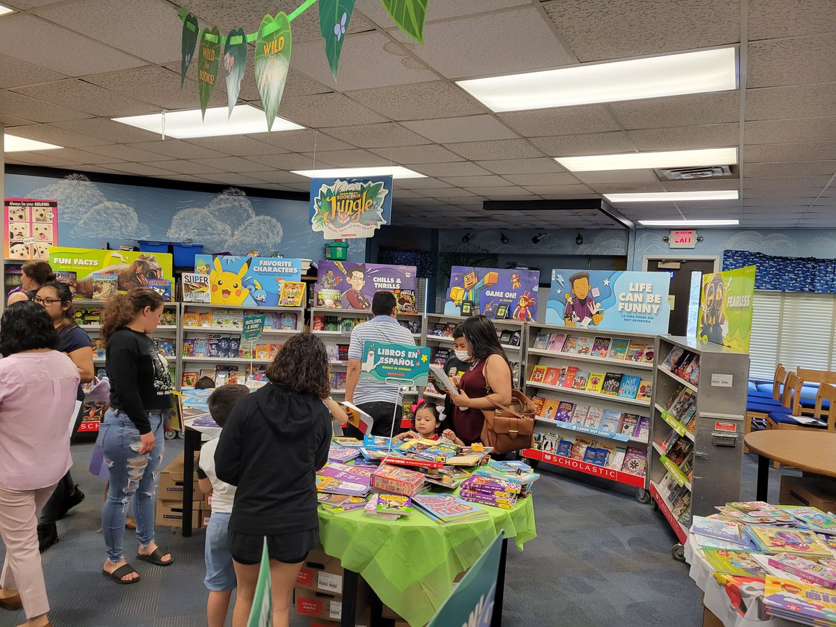 Stoverstars's tweet photo. A few more pics from Bensley's Data and Dinner Night!  Busy night for our Book Fair and huge thanks to Meadowdale Library for making the event great for students, parents, and staff!! @BensleyElem @CcpWilson @LyndseyNoel5 #TigersLead #familyengagement @bensley_library https://t.co/6J8IIt0HFG