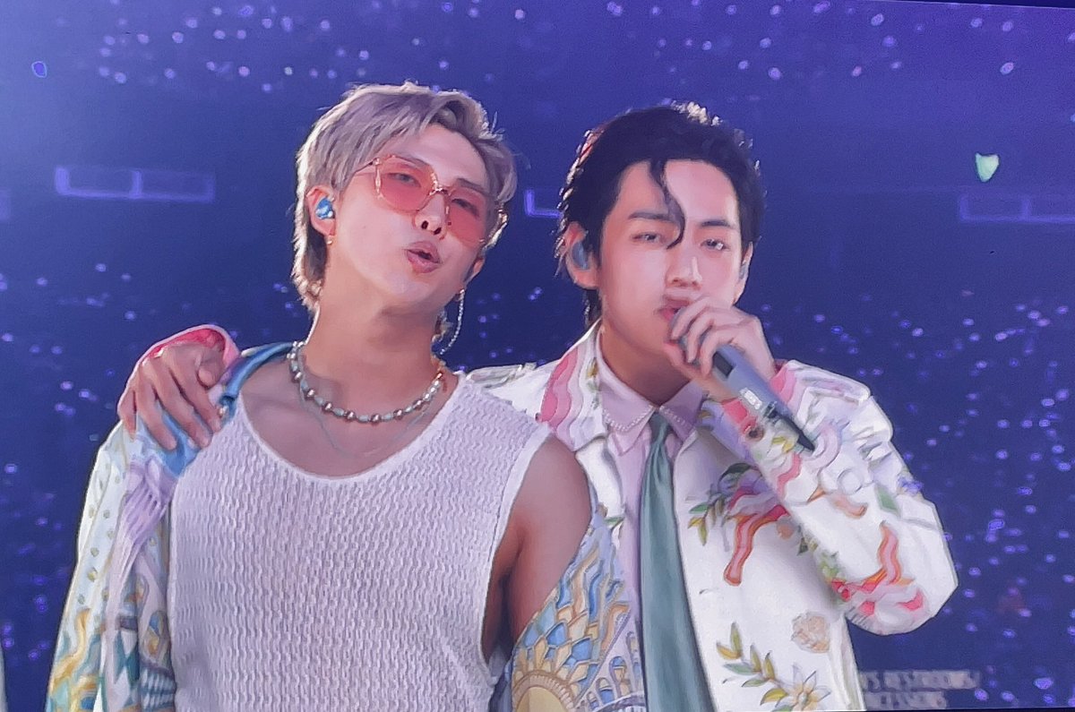 ajalaong's tweet photo. 💜 #PTD_ON_STAGE_LV_DAY4 #BTS 
More reasons for me to live…. https://t.co/SlbLPG2Vii