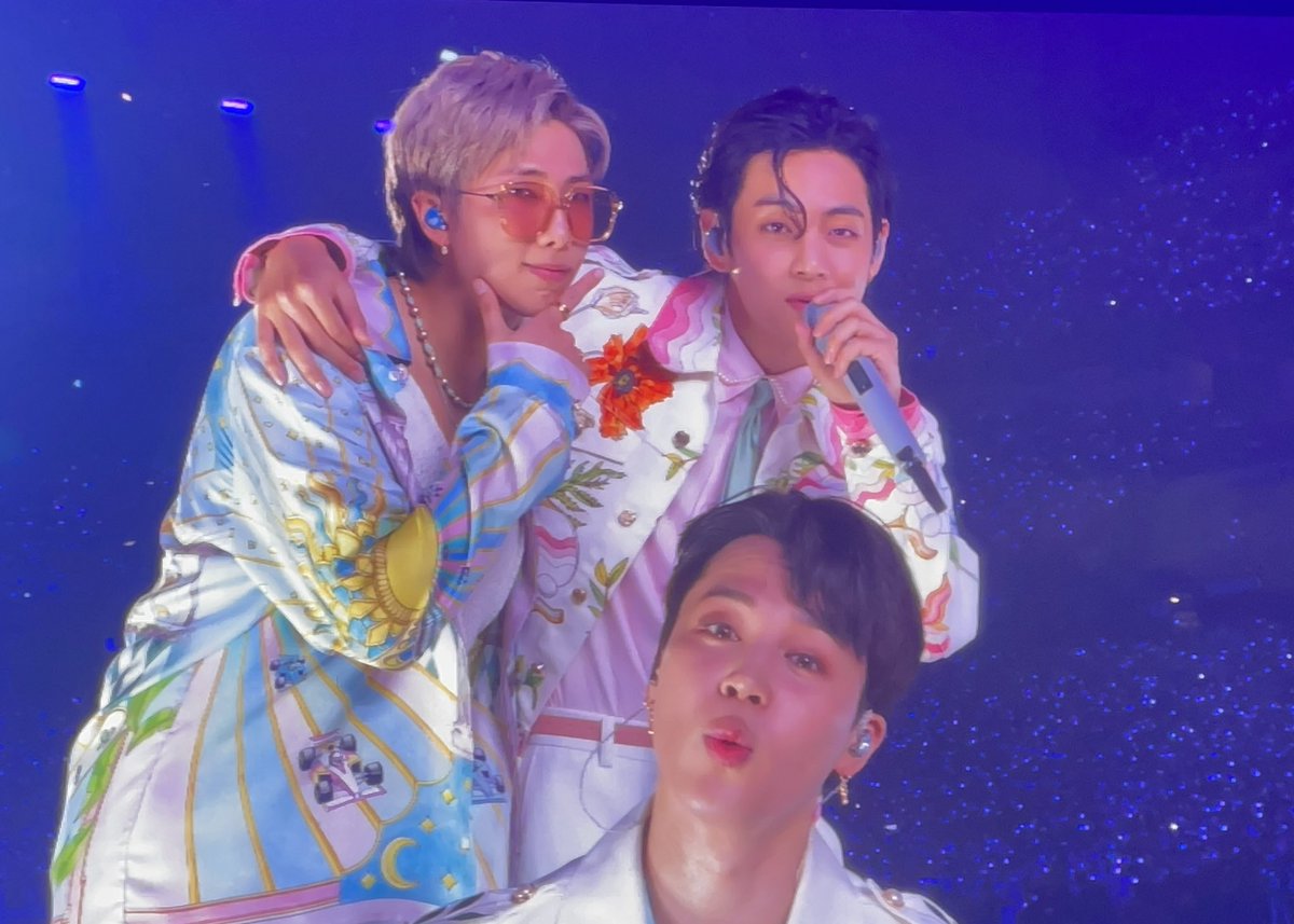 ajalaong's tweet photo. 💜 #PTD_ON_STAGE_LV_DAY4 #BTS 
More reasons for me to live…. https://t.co/SlbLPG2Vii