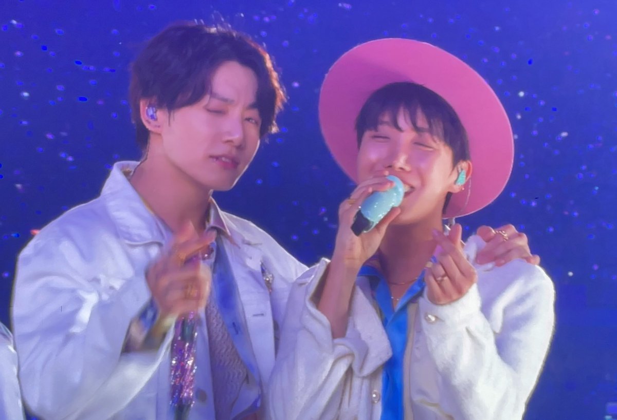 ajalaong's tweet photo. 💜 #PTD_ON_STAGE_LV_DAY4 #BTS 
More reasons for me to live…. https://t.co/SlbLPG2Vii