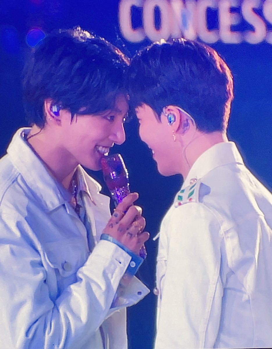 ajalaong's tweet photo. 💜 #PTD_ON_STAGE_LV_DAY4 #BTS https://t.co/tzMARssCRw