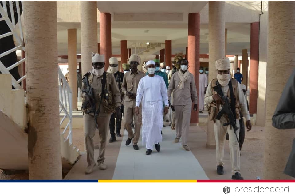 presidencetd's tweet photo. Le Président de la République, Général MAHAMAT IDRISS DEBY ITNO a visité le chantier de construction de l'hôpital provincial d'Amdjarass, pour rappel le Chef de l'État est en visite privée dans le Chef-lieu de l'Ennedi-Est.
#EnnediEst https://t.co/oTeQUy2YNq