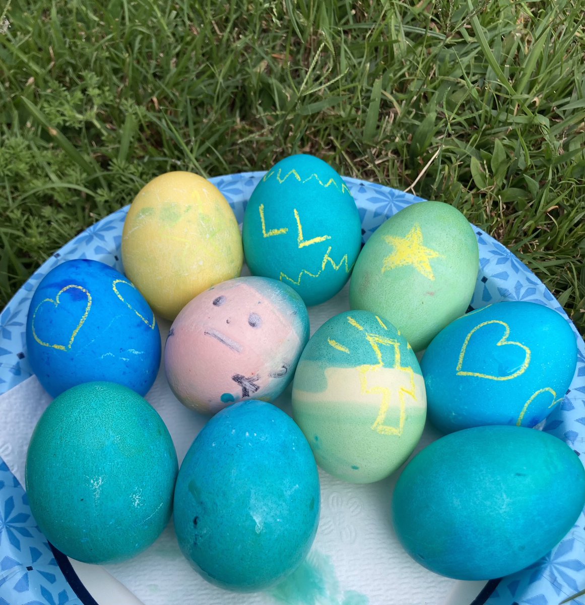 CharlieH_USA's tweet image. Happy Easter! Dyed some eggs with the fam…guess which one is mine? #LazyLions #nft #imighthaveaproblem