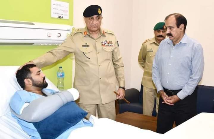 FarzTV's tweet photo. آرمی چیف جنرل قمر جاوید باجوہ کا لاہور گیریژن کا دورہ، سی ایم ایچ لاہور میں بہیمانہ تشدد کا نشانہ بننے والے میجرحارث کی عیادت، کہا کہ قانون اپنا راستہ بنائے گا، انصاف کے تقاضے پورے ہوں گے فوج اپنے جوانوں کو اکیلا نہیں چھوڑتی ۔۔ یونیٹی آف کمانڈ!! https://t.co/lp2g7K8DG1