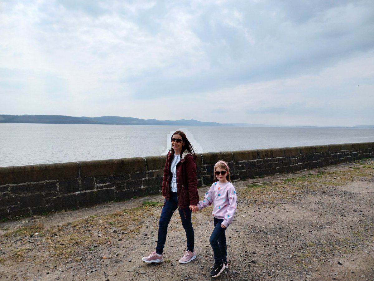 Kimkjaerside's tweet photo. Another visit to Bridgeview Station #Dundee today, this time we walked along to see the wee airplanes ✈ take off, along with a @FlyLoganair flight 😃 Followed by lunch with a view and sat outside 😎🌞💙🏴󠁧󠁢󠁳󠁣󠁴󠁿 #LoveScotland #ScotlandisCalling #EasterWeekend https://t.co/YKe9MKqHKp