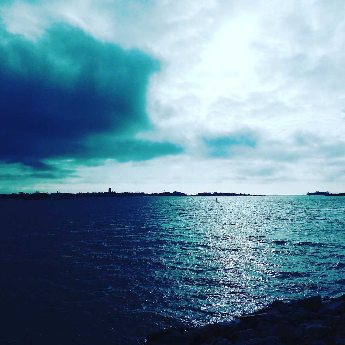 Voimmeko sanoa #mielenterveyshätä, kun kolme suuresti arvostamaani asiantuntijaa <a href="/PekkarinenElina/">Elina Pekkarinen</a> @t_ristikari <a href="/RiikkaRiihonen/">Riikka Riihonen</a> ovat sen viime päivinä artikuloineet? Voimme. Ei selvityksiä, vaan toimintaa. #lapset #nuoret #perheet