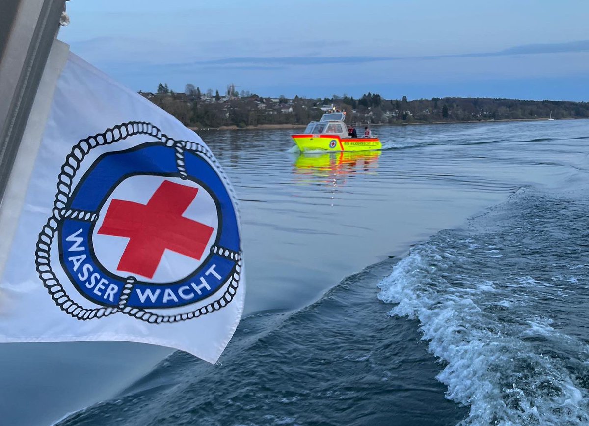 WaWaUtting's tweet photo. Orientierung auf dem #See bei Nacht. Am vergangenen Donnerstagabend trafen sich einige unserer Bootsführer und #Wasserretter für eine Orientierungsübung. Bei einsetzender Dämmerung machten wir uns auf und fuhren den #Ammersee Stück für Stück ab. 
#brk #wasserwacht https://t.co/5e7CNUs7pJ