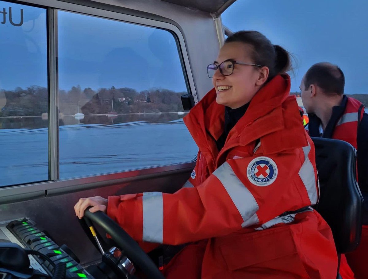 WaWaUtting's tweet photo. Orientierung auf dem #See bei Nacht. Am vergangenen Donnerstagabend trafen sich einige unserer Bootsführer und #Wasserretter für eine Orientierungsübung. Bei einsetzender Dämmerung machten wir uns auf und fuhren den #Ammersee Stück für Stück ab. 
#brk #wasserwacht https://t.co/5e7CNUs7pJ