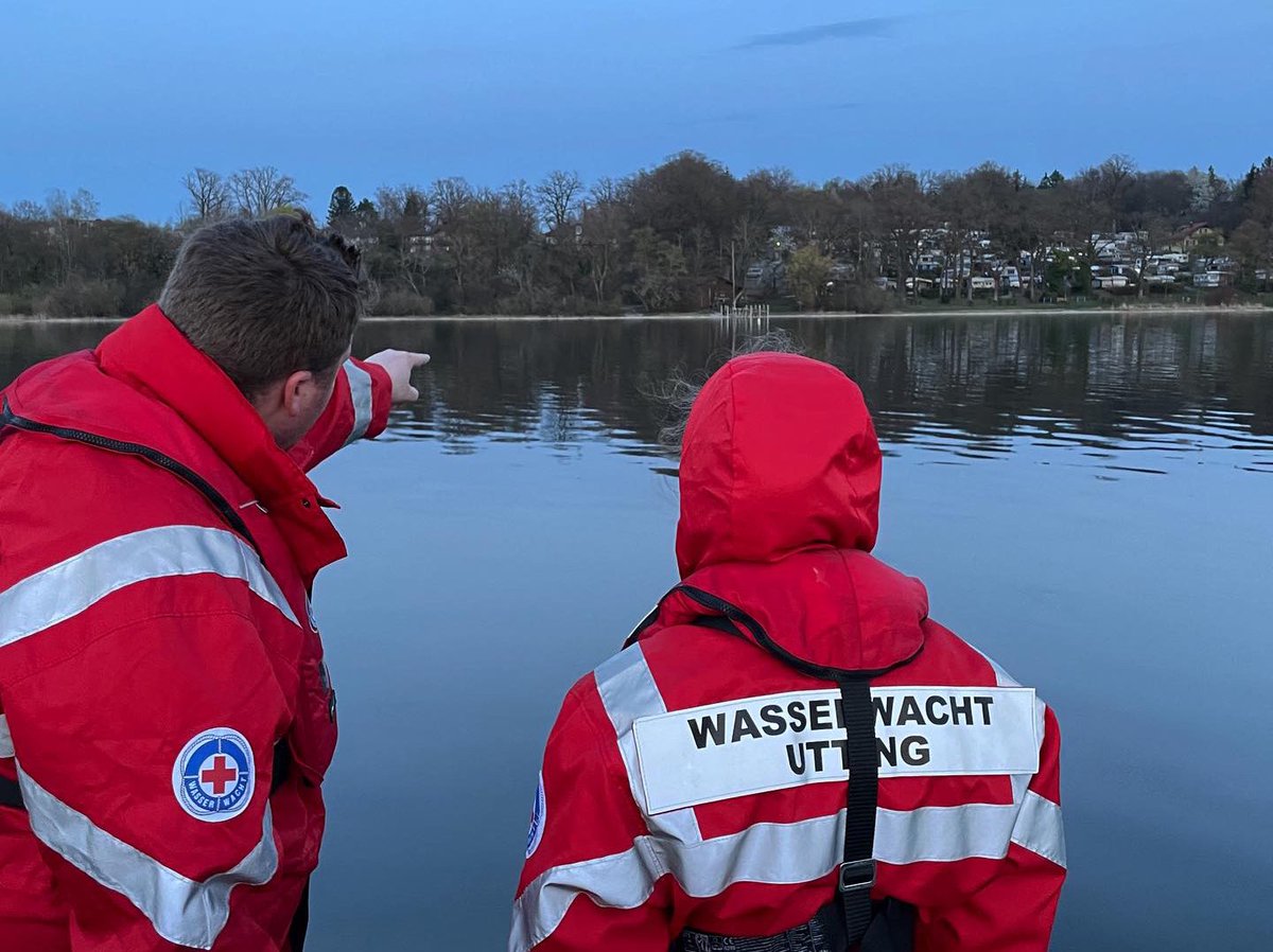 WaWaUtting's tweet photo. Orientierung auf dem #See bei Nacht. Am vergangenen Donnerstagabend trafen sich einige unserer Bootsführer und #Wasserretter für eine Orientierungsübung. Bei einsetzender Dämmerung machten wir uns auf und fuhren den #Ammersee Stück für Stück ab. 
#brk #wasserwacht https://t.co/5e7CNUs7pJ