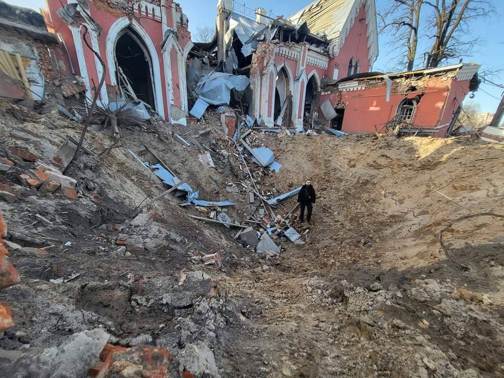 DefenceU's tweet image. Until just recently, there was a library, one of Chernihiv's landmarks buildings. Now there is a 5-meter crater from the russian 500-kilogram bomb. Chernihiv, Kharkiv, Mariupol—each city bears the same signature: “The russian world paid a visit there.”
Photo by Marko Melnyk.