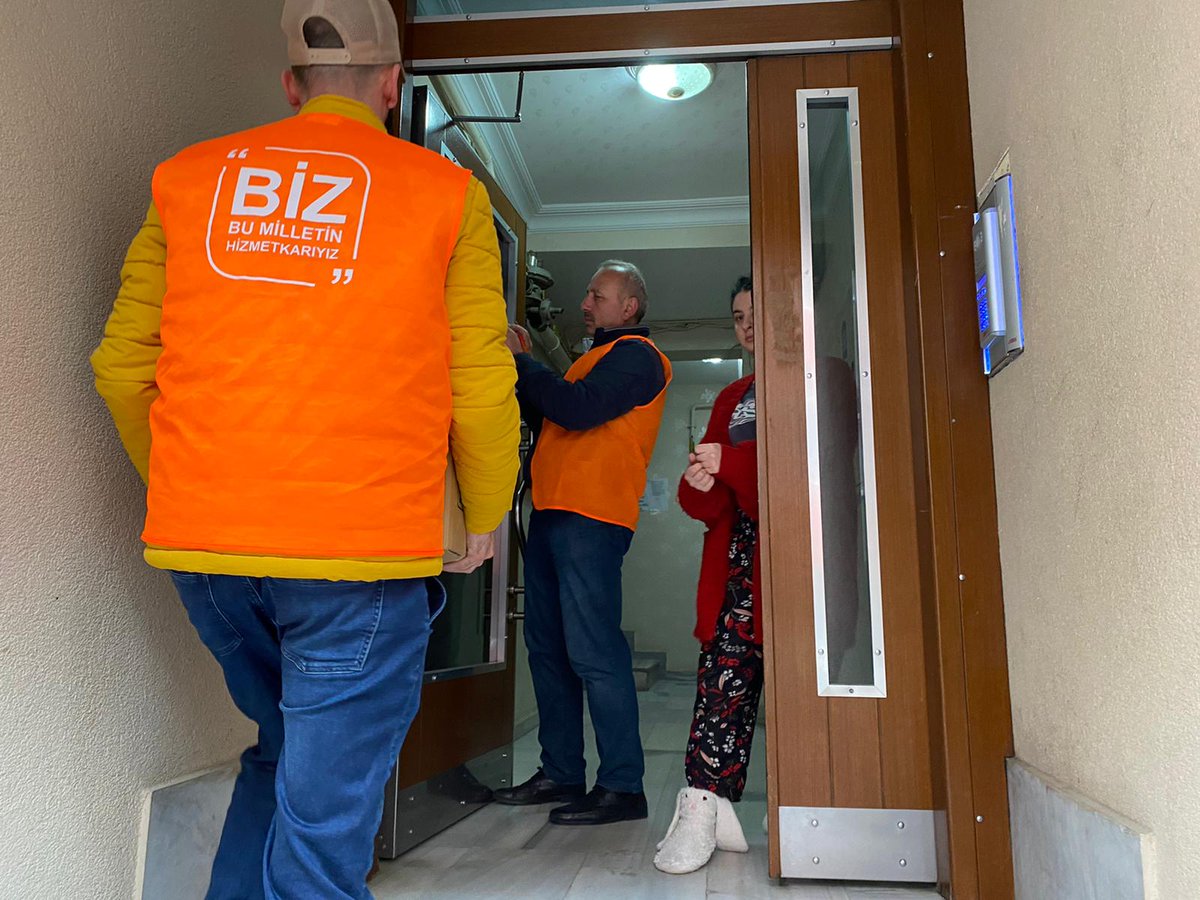 turgutsarigul_'s tweet photo. Birlik beraberlik maneviyat yardımlaşma ve paylaşımın önemli olduğu mübarek #Ramazan ayında mahallemizde ihtiyaç sahibi ailelerimize gıda kolisi dağıttık 
#iyikiüsküdarvar
#iyilikDaimaYolumuzOlsun 
Gururluyuz iyiki Üsküdar var
@hilmiturkmen34 @NurettinAlgz @esatkalay https://t.co/Kcab6Dg7nD