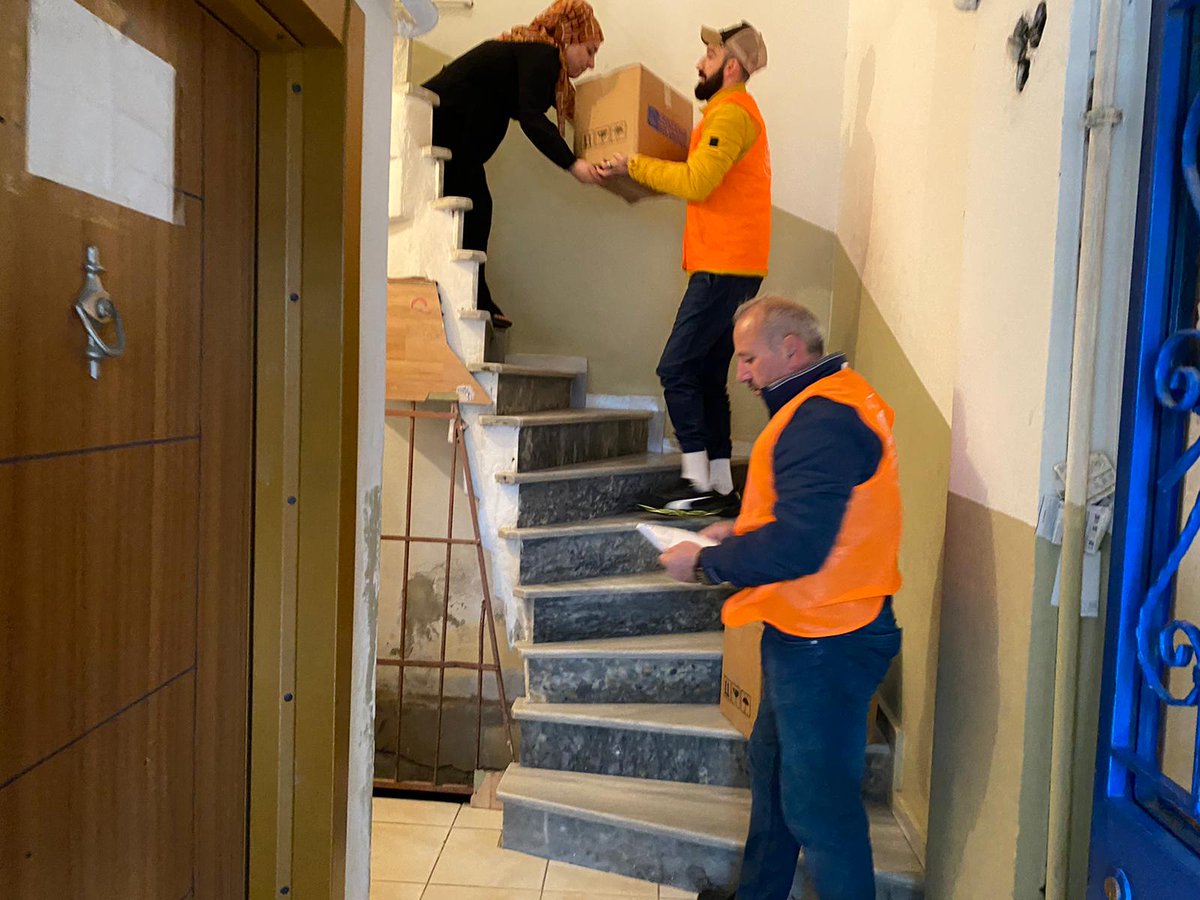 turgutsarigul_'s tweet photo. Birlik beraberlik maneviyat yardımlaşma ve paylaşımın önemli olduğu mübarek #Ramazan ayında mahallemizde ihtiyaç sahibi ailelerimize gıda kolisi dağıttık 
#iyikiüsküdarvar
#iyilikDaimaYolumuzOlsun 
Gururluyuz iyiki Üsküdar var
@hilmiturkmen34 @NurettinAlgz @esatkalay https://t.co/Kcab6Dg7nD