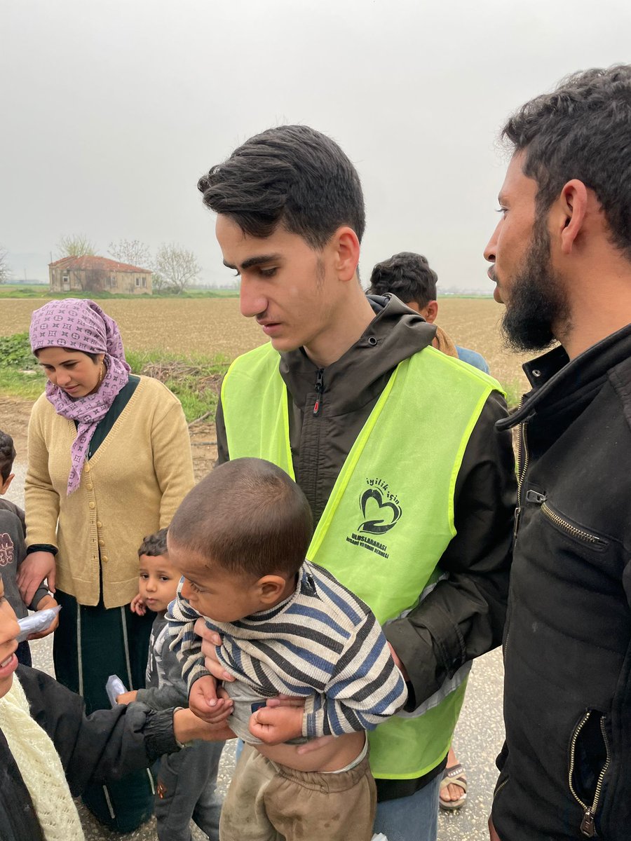 A_hme_d25's tweet photo. 🌹 Allah rızası için sabah yola çıktık, yardım erzaklarını dağıttık çok şükür 🤲🏽 #İyilik #yardım Ya Allah 
@IcinIyilik https://t.co/Vor2aC6ij5