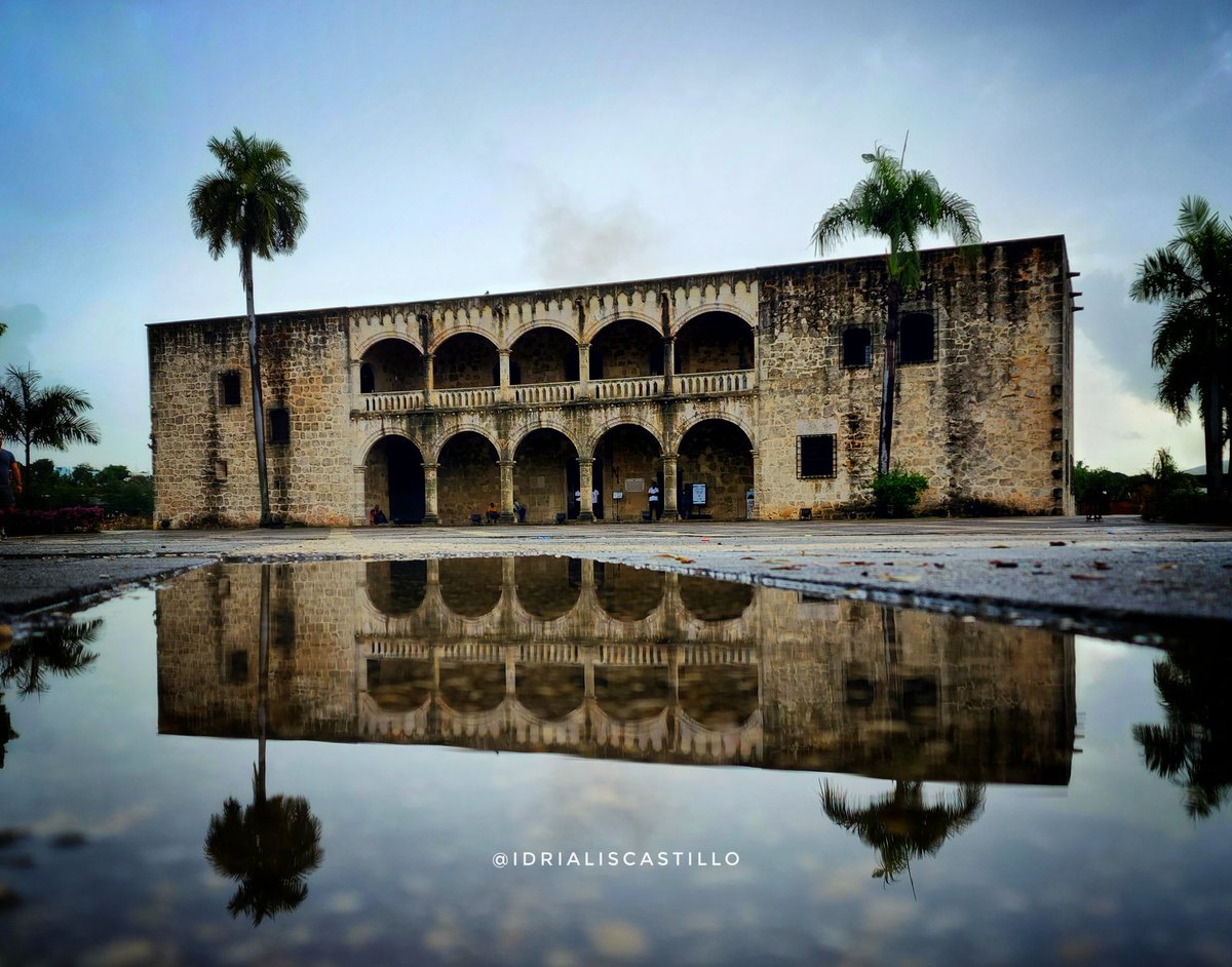 Alcázar de Colón. Algunos creen que era la "casa" de Cristóbal Colón. Sin embargo, el almirante nunca estuvo ahí. El alcázar era la sede del virreinato encabezado por su hijo, Diego Colón, quién lo habitó junto a su esposa María de Toledo y sus hijos.