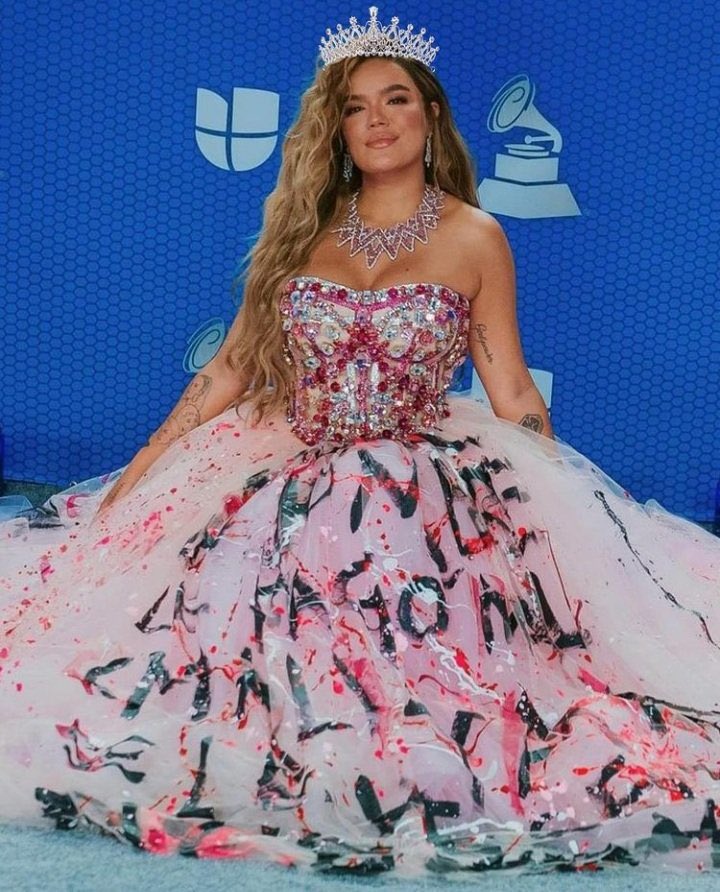 La reina a romper tarima en #Coachella  #BICHOTELLA 👑