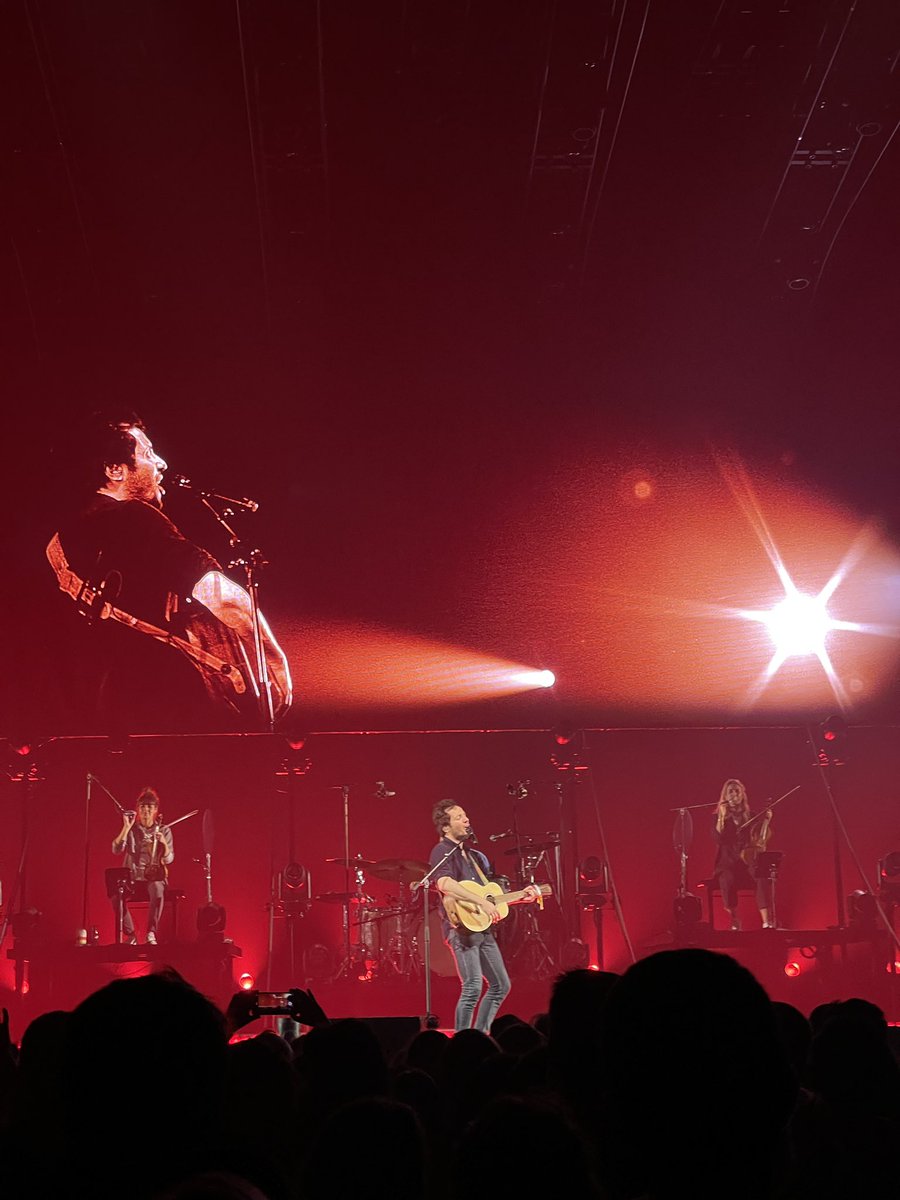 MagDchne's tweet photo. Dimanche soir parfait avec #vianneyleconcert en direct à la télé 🥰 Ça rappelle les bons souvenirs ! @VianneyMusique https://t.co/JjH0383ynt