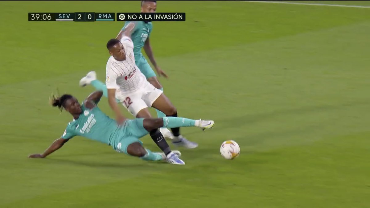sport's tweet photo. #LaLiga 🏆
#SevillaRealMadrid ⚔️

😡 El árbitro perdona la segunda amarilla a Camavinga 

🔴 ¿Era expulsión? 

❤️ Sí 
🔄 No https://t.co/wPr5VxCjJy