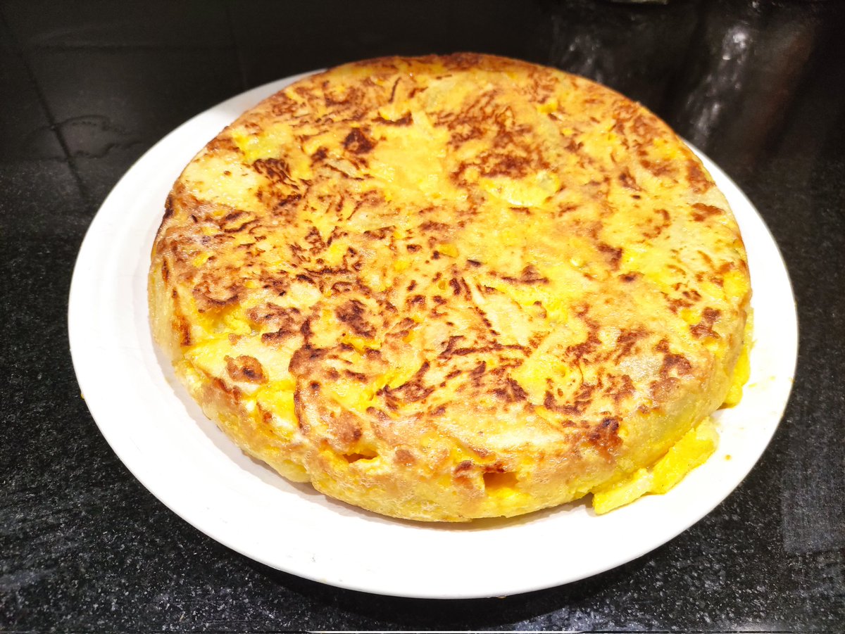 EvaMartinBe's tweet photo. Volver del pueblo y cenar tortilla de patatas hecha con ingredientes regalados por tus vecinos 🥰 ¡Esto sí que es 100% natural! 😋 #galiciacalidade #quecolor https://t.co/NwJuTJ1oTN