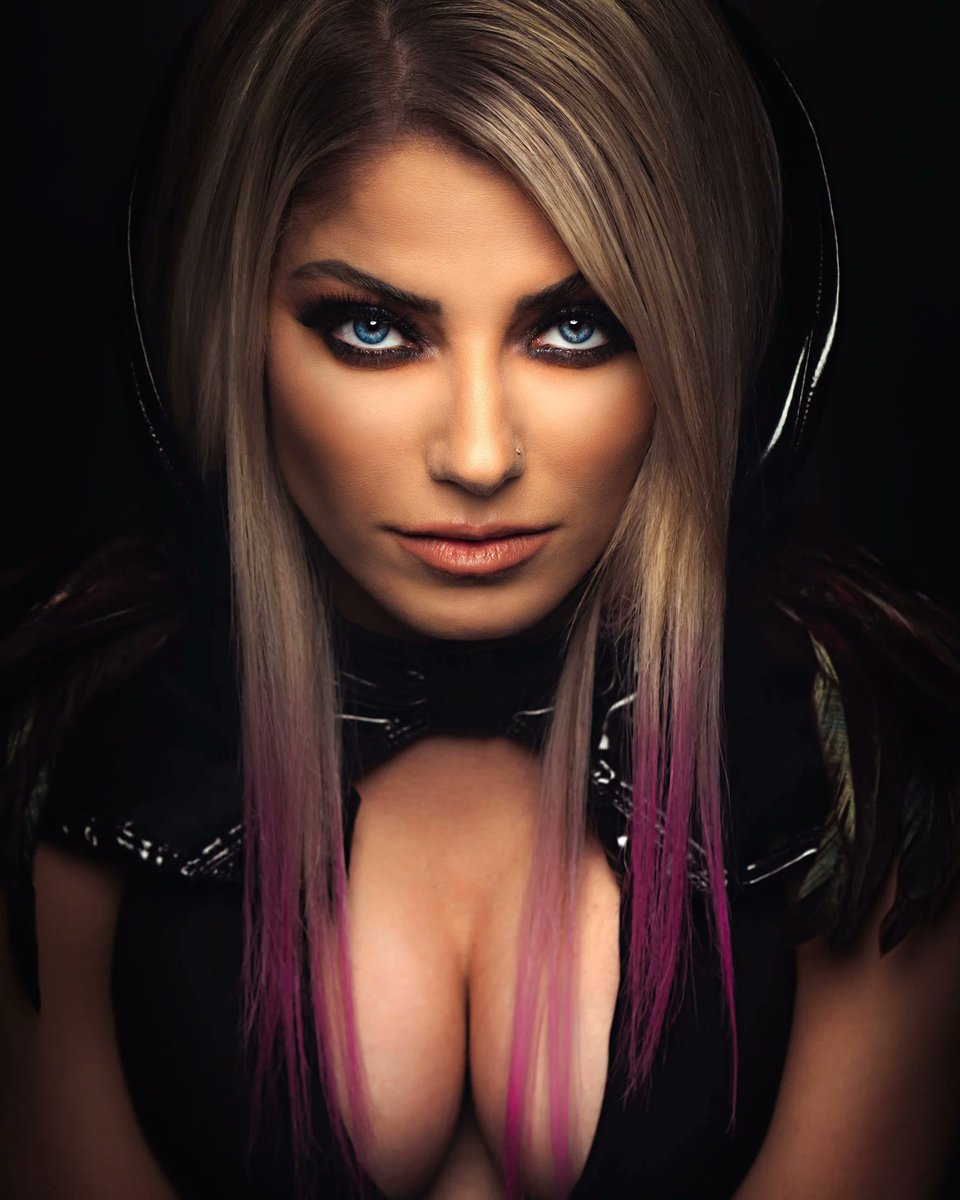 Fabi_Orton's tweet photo. Trish Stratus ❤️   or  Alexa Bliss 💙 https://t.co/kY4BhPtdSj