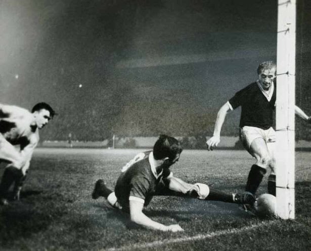 FootballPastPr1's tweet photo. #JimmyNicholson in action for #NorthernIreland against #Scotland back in November 1962. Nicholson played for #ManchesterUnited, he made 58 appearances 1960 -63 He moved over from Pennines to #HuddersfieldTown. He subsequently played for #BuryFC #Mossley and #StalybridgeCeltic. https://t.co/e2xSvLB0Iq
