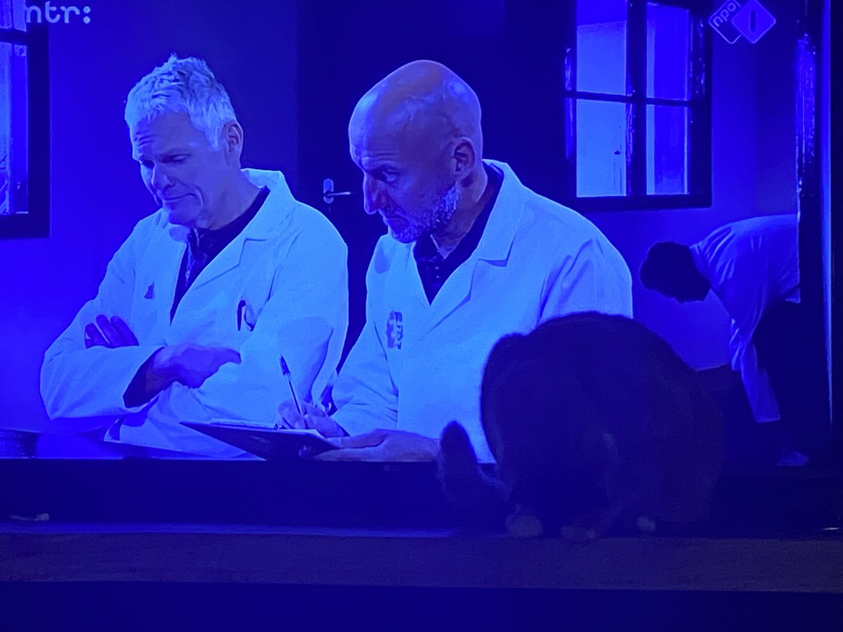 MinkesMA's tweet photo. Kat #dikkiedik denkt er het zijne van.  Hond #aite ligt trouw bij de baas #wiedenkjeweldatjebent overigens zitten we hier in zowel #teamhond als #teamkat @joepvandeudekom https://t.co/JdZ1uN4Elr