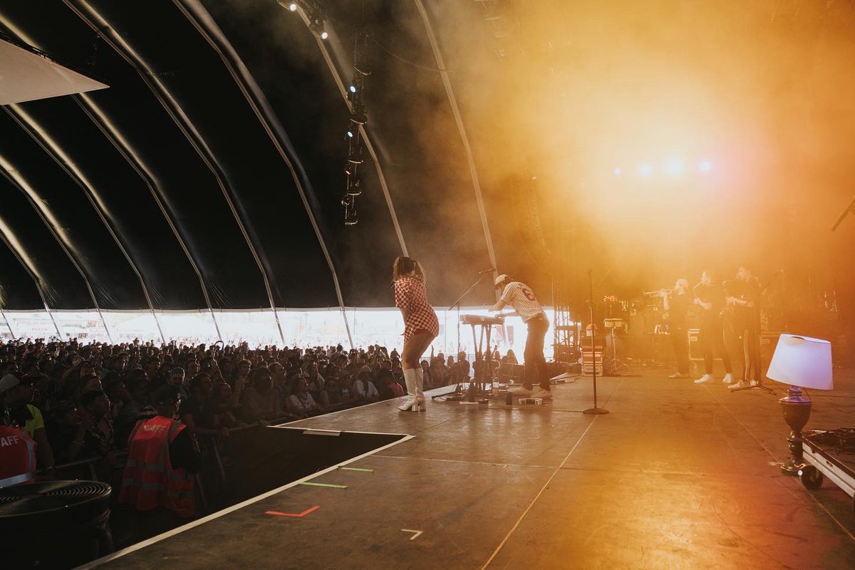 lawrencetheband's tweet photo. BABYS FIRST @coachella and it was a packed house ?!! what just actually happened 😭😭🌵🌵see u at weekend 2!! #Coachella #Coachella2022 
.
.
📸: @deaniechen https://t.co/GkvwYBtbGZ