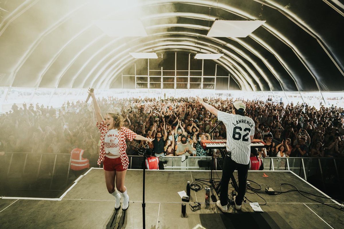 lawrencetheband's tweet photo. BABYS FIRST @coachella and it was a packed house ?!! what just actually happened 😭😭🌵🌵see u at weekend 2!! #Coachella #Coachella2022 
.
.
📸: @deaniechen https://t.co/GkvwYBtbGZ