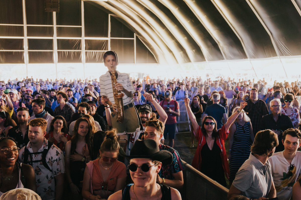 lawrencetheband's tweet photo. BABYS FIRST @coachella and it was a packed house ?!! what just actually happened 😭😭🌵🌵see u at weekend 2!! #Coachella #Coachella2022 
.
.
📸: @deaniechen https://t.co/GkvwYBtbGZ