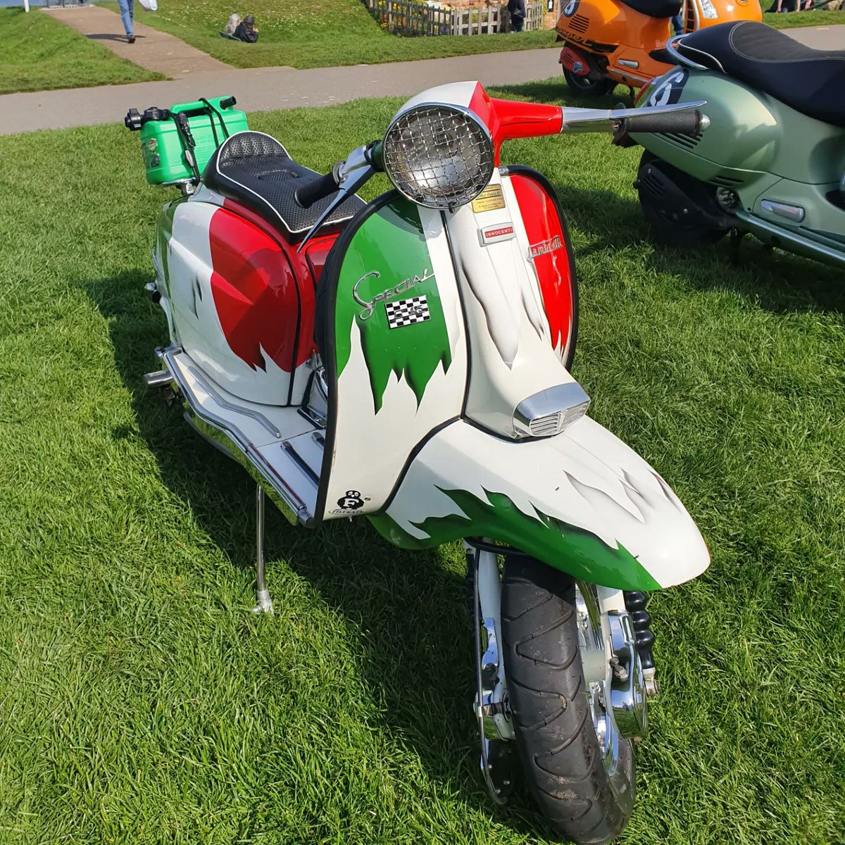AliGarb1709's tweet photo. Like a scene from #Quadrophenia in #Whitby this weekend ๐ต๐ฌ๐ง an amazing atmosphere #mods #Scooterboys #scooterrally #2stroke #castrolR #ska #porkpiehat #twotone #northernsoul ๐บ#vespa #lambretta https://t.co/nGuWgZdeta