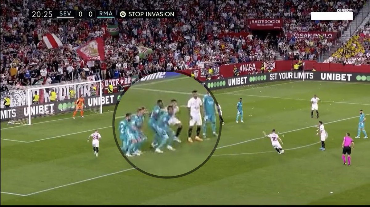 Maruto85s's tweet photo. El error es gravísimo. 

Que te han robado en el gol de falta de Rakitic, un error grosero del arbitro, muy muy penalizable.

Desde 2019 el atacante debe estar a 1m de la barrera

Alaba se queja al arbitro, al lado tenía a Acuña. GRAVÍSIMO

#laLigaCorruptaSantander https://t.co/T2r010ugI0