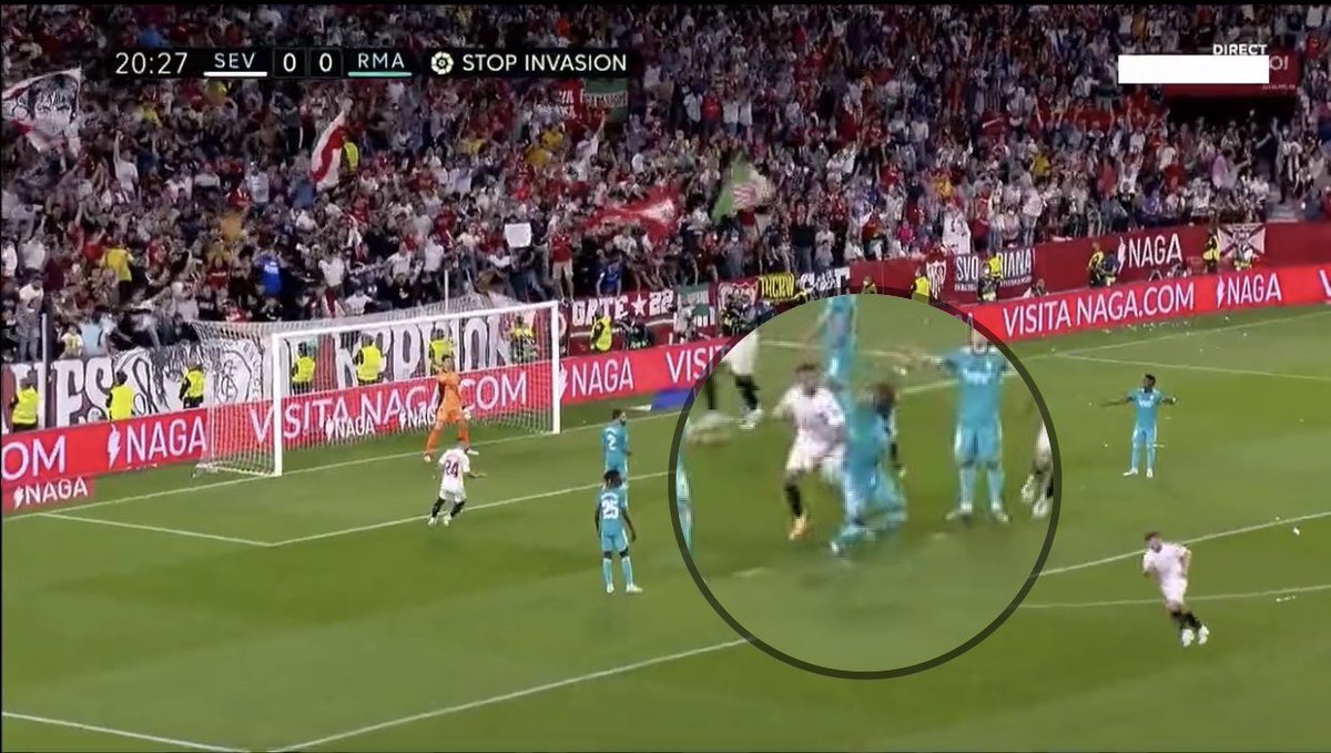 Maruto85s's tweet photo. El error es gravísimo. 

Que te han robado en el gol de falta de Rakitic, un error grosero del arbitro, muy muy penalizable.

Desde 2019 el atacante debe estar a 1m de la barrera

Alaba se queja al arbitro, al lado tenía a Acuña. GRAVÍSIMO

#laLigaCorruptaSantander https://t.co/T2r010ugI0
