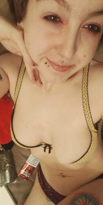 Love when older dudes compliment me like shiiit be my sugar daddy then 🥴🥴 https://t.co/l4s6E6EP3z