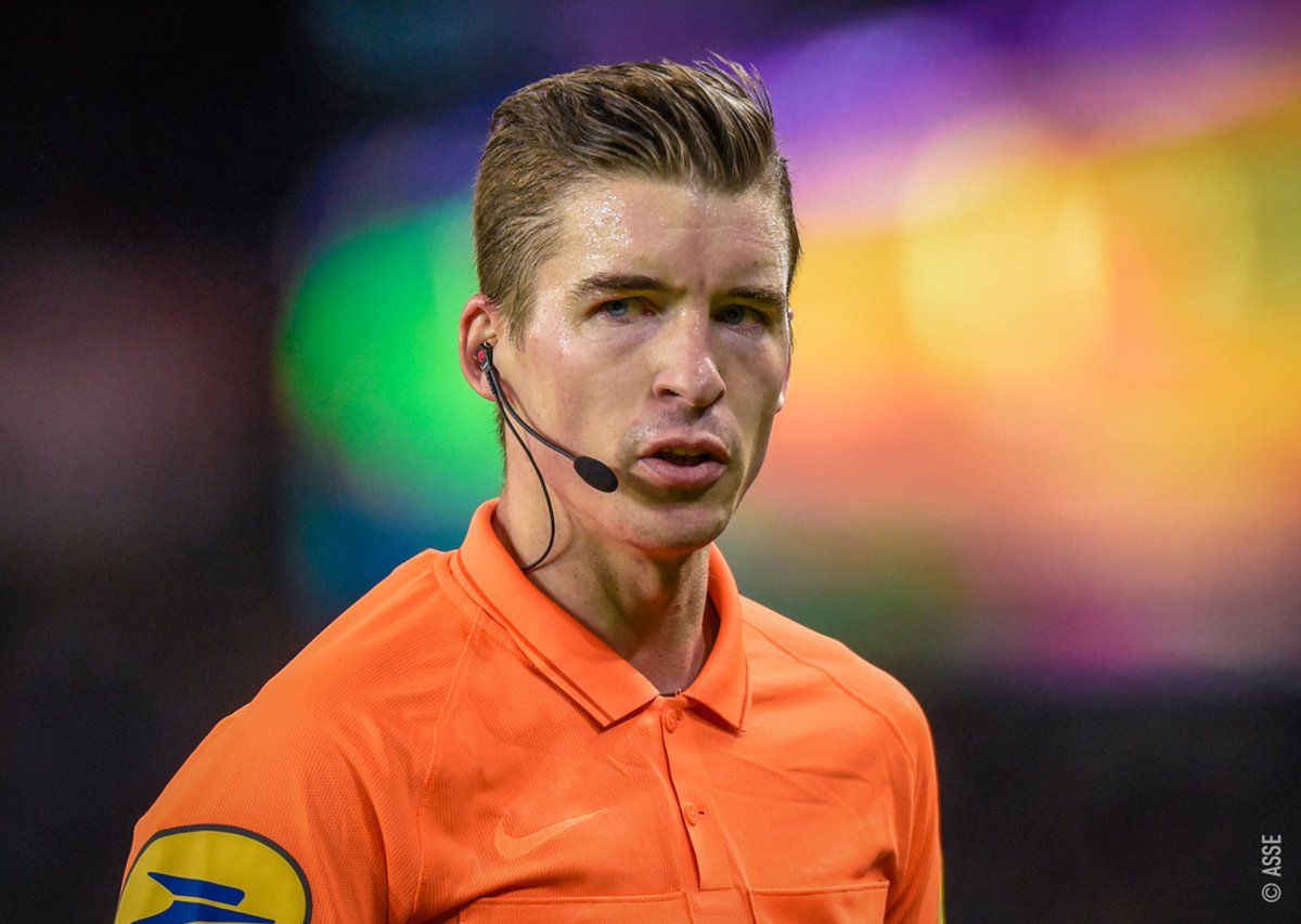 DROlT_AU_BUT's tweet photo. 🔵L'arbitrage est une HONTE et c'est en mondovision: belle publicité pour la Ligue 1. https://t.co/X8jrDSujt3