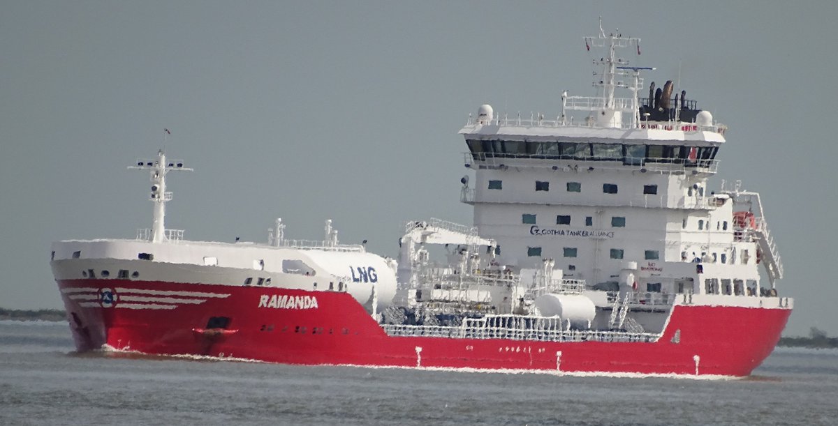 richgroves77's tweet photo. LNG Chemical Tanker Vessel: #Ramanda
Seen here travelling up the #RiverThames approaching #Gravesend on 14/4/22. #ShipsInPics #BoatSpotting @visit_gravesend @FraserG32883664 https://t.co/r8kNQqeaWI