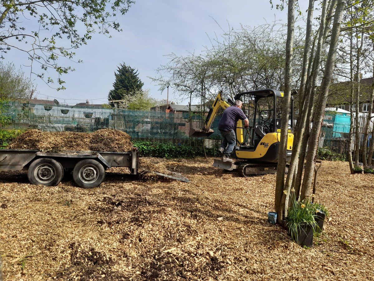 FriendsDrive's tweet image. This happened today...@GreenopThe
introduced us to Craig Lamont who came to the Woodland &amp;amp; Forestry Space &amp;amp; removed eight massive tree stumps that would have each taken a week's manual labour to remove. Thank you guys.💚 #CommunityNetworking #CommunityVolunteers  @smalmarg2012