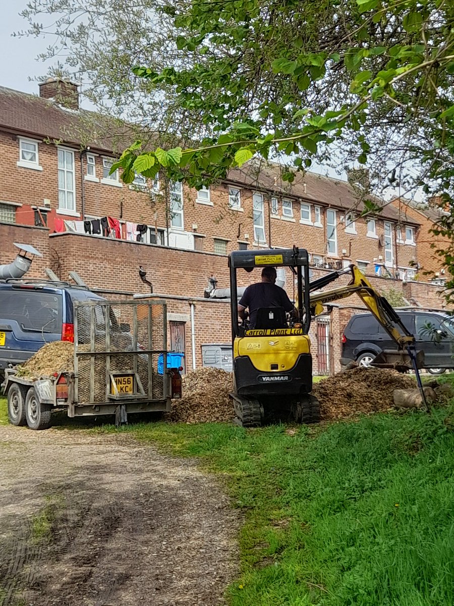 FriendsDrive's tweet image. This happened today...@GreenopThe
introduced us to Craig Lamont who came to the Woodland &amp;amp; Forestry Space &amp;amp; removed eight massive tree stumps that would have each taken a week's manual labour to remove. Thank you guys.💚 #CommunityNetworking #CommunityVolunteers  @smalmarg2012