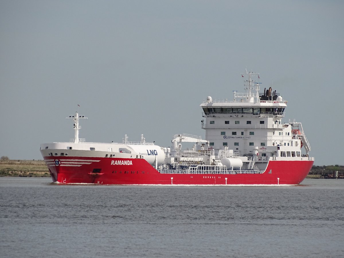 richgroves77's tweet photo. LNG Chemical Tanker Vessel: #Ramanda
Seen here travelling up the #RiverThames approaching #Gravesend on 14/4/22. #ShipsInPics #BoatSpotting @visit_gravesend @FraserG32883664 https://t.co/r8kNQqeaWI
