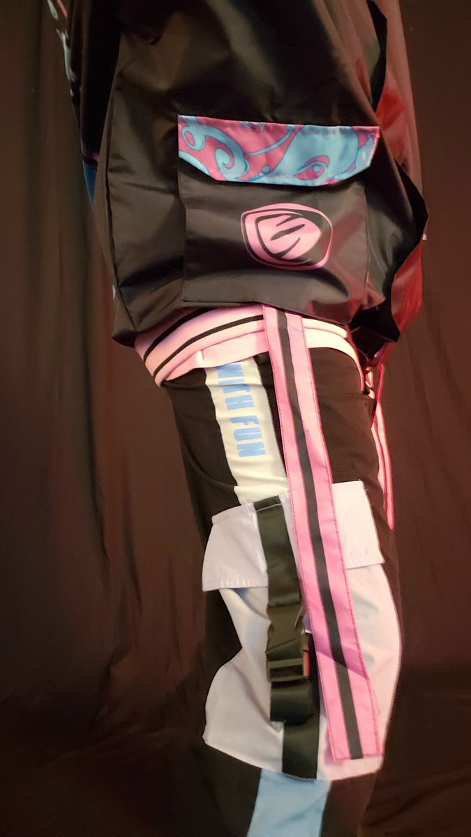BriarThorneVR's tweet photo. So ya girl do be dripping, right now. Got this new Jinx jacket from @maruchiverse at @MTAC! Great vendor, awesome clothes. Will definitely be recommending them to folks at Momocon!
#jinx #Arcane #leagueoflegends #vtuberfacereveal #mtacscore #MTAC #drip https://t.co/5TiphQymtm