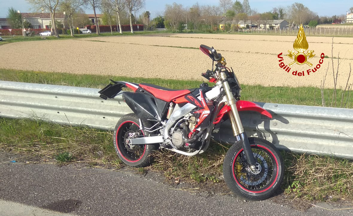 vvfveneto's tweet photo. #17aprile #SanDona'(VE), nel pomeriggio, incidente tra tre moto a #Caposile: due feriti gravi. Intervento di soccorso #vigilidelfuoco @SUEM_Veneto #soccorsiquotidiani #allaguidanondistrarti https://t.co/Iq4QhxcQXW