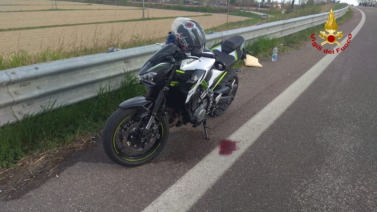 vvfveneto's tweet photo. #17aprile #SanDona'(VE), nel pomeriggio, incidente tra tre moto a #Caposile: due feriti gravi. Intervento di soccorso #vigilidelfuoco @SUEM_Veneto #soccorsiquotidiani #allaguidanondistrarti https://t.co/Iq4QhxcQXW