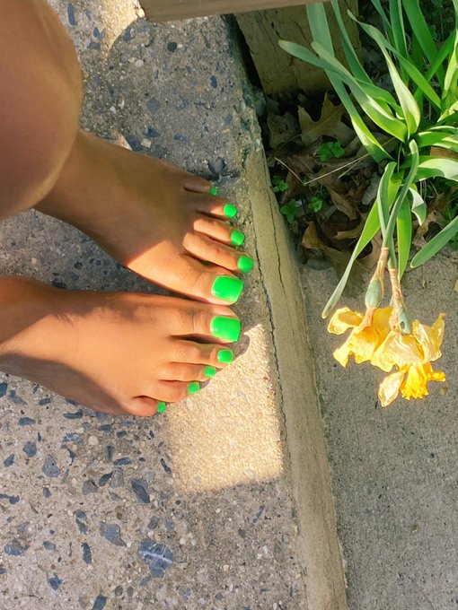 Spring feets 💐 https://t.co/N3x4D3F2sU