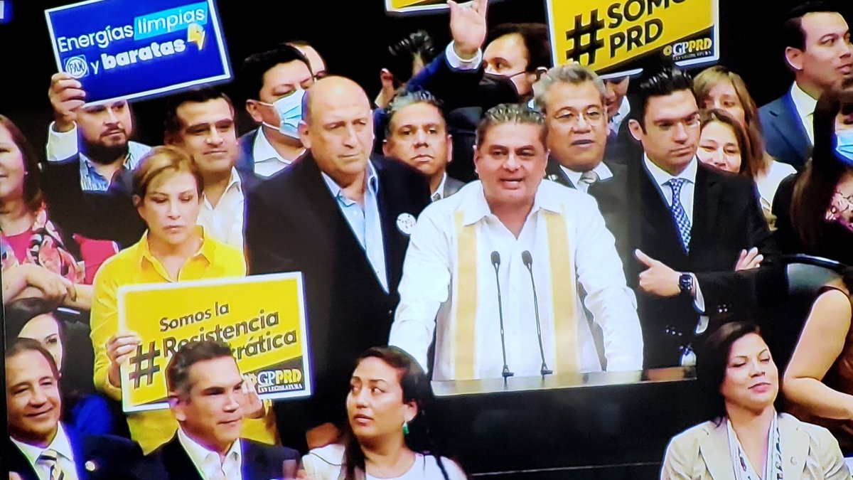 gacela426's tweet photo. "Esos son esos son, los que venden la nación"
Por favor RT !!!! https://t.co/2rEnJCSBUF