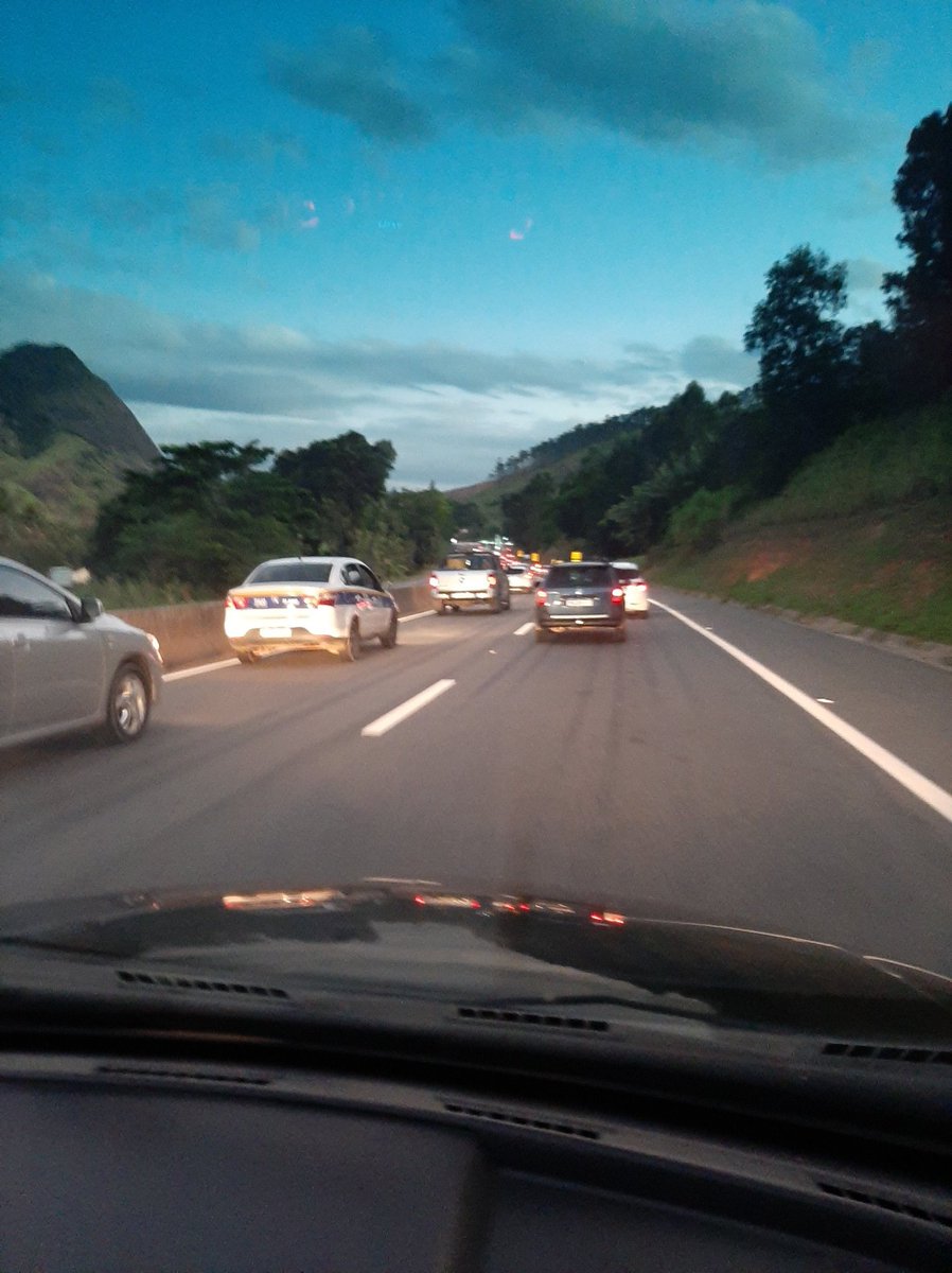 BR 101 sentido Linhares - Vitória 
Congestionamento desde o km 210
@_eco101
<a href="/PRF191ES/">PRF - Espírito Santo</a>